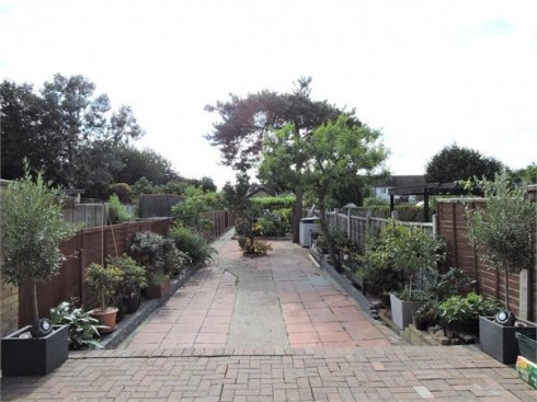 Albany Park Avenue, Enfield, Greater London - Photo 20